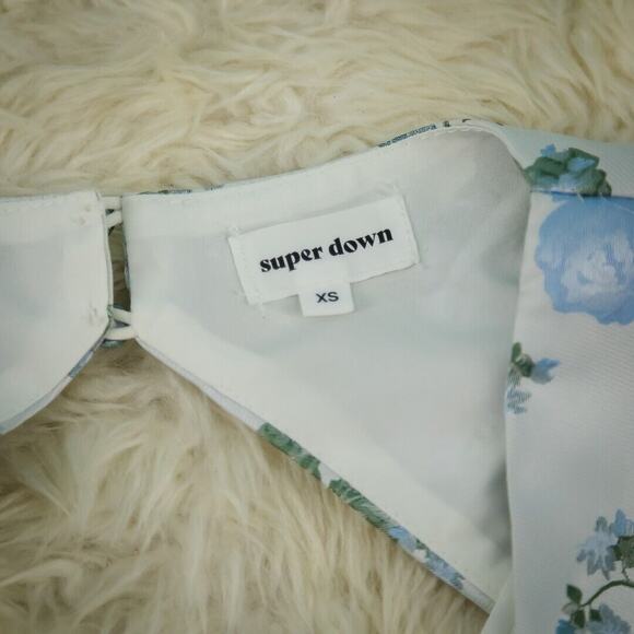 Superdown Size XS Floral V Neck Cut Out Short Sleeve Fit Flare Mini Dress - Picture 4 of 9